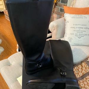 Tall riding boots
